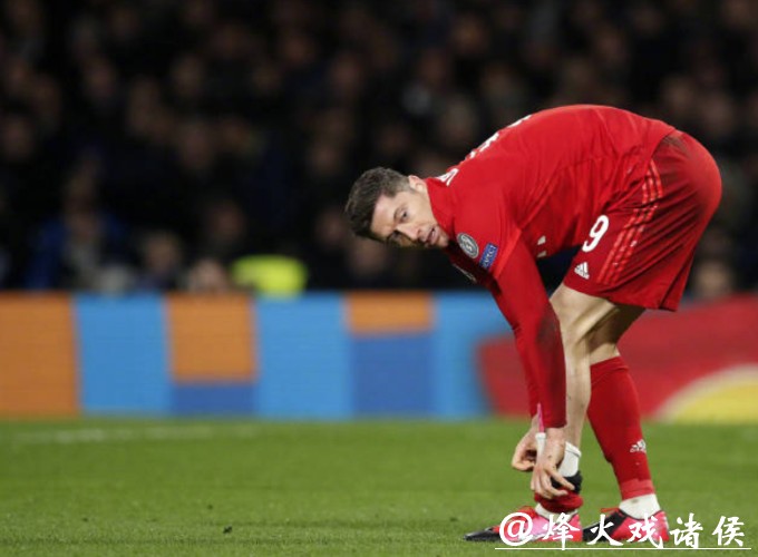 左膝关节胫骨骨裂 拜仁官宣莱万将缺席四周比赛