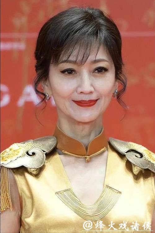 赵雅芝70岁，孙女颜值却冲上热搜！看清正脸后网友惊了：这隔代遗传绝了