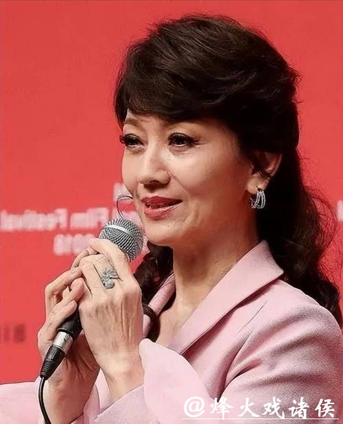 赵雅芝70岁，孙女颜值却冲上热搜！看清正脸后网友惊了：这隔代遗传绝了