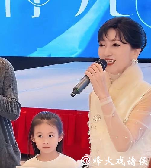 赵雅芝70岁，孙女颜值却冲上热搜！看清正脸后网友惊了：这隔代遗传绝了
